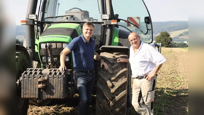 Uwe Schünemann mit Landwirt Karl Friedrich Pieper. (Foto: Foto: CDU Holzminden)