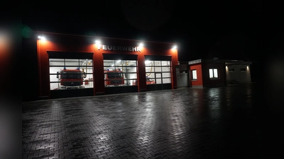 Das neue Feuerwehrgerätehaus Amelunxen bei Nacht (Foto: FFW Amelunxen)