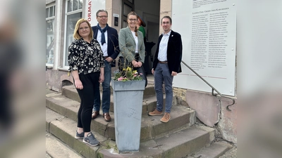 V.l.: Nina Fremder, Roger Merk, Martina Abel (Co-Geschäftsführerin) und Marcus Dittrich (Aufsichtsratsvorsitzender/Bürgermeister). (Foto: Bad Karlshafen GmbH)