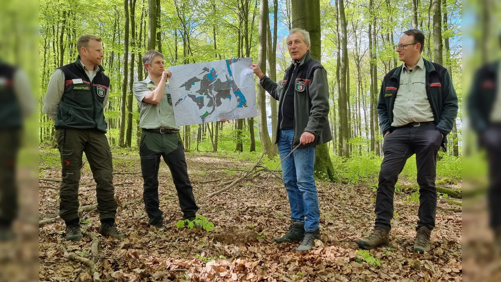  Florian Bitter, Matthias Berndt, Andreas Bathe und Michael Elmer vom Landesbetrieb Wald und Holz (v.l.) nahmen sich viel Zeit, um alle Fragen zu beantworten. (Foto: Förderverein)