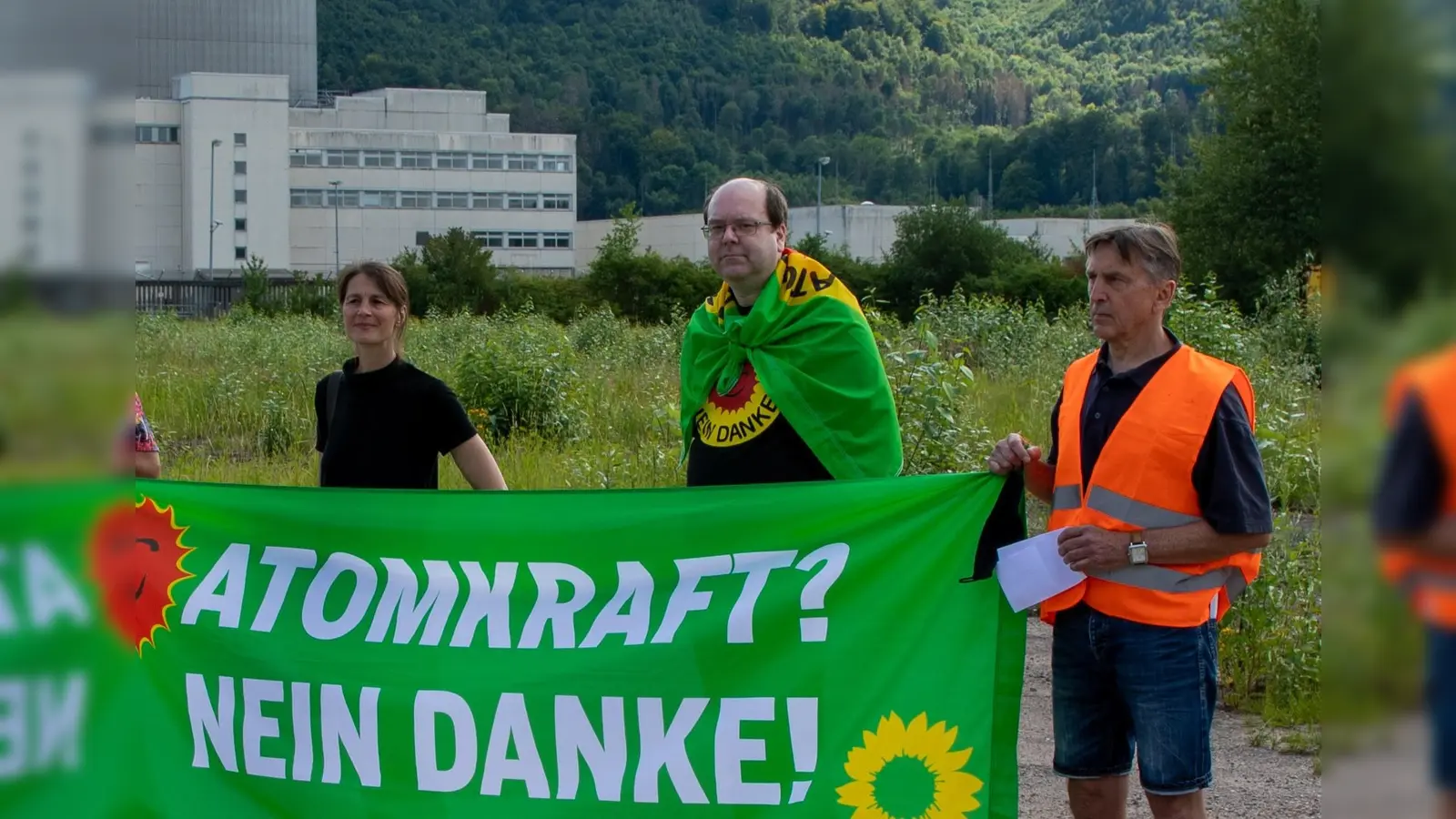 Bereits im Sommer 2020 sprachen sich Christian Meyer (Mitte), die heutige Landwirtschaftsministerin Miriam Staudte und Gerd Henke bei einer Demo gegen die Atommüllpläne in Würgassen aus. Das Foto entstand vor dem ehemaligen Atomkraftwerks  (Foto: Grüne/privat)