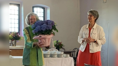 Die Vorsitzende Hedwig Mellwig (r.) überreichte Ingrid Gräfin Droste zu Vischering, die den Fördervereins 20 Jahre lang sehr engagiert geleitet hat, ein Blumenpräsent. (Foto: Förderverein Frauenhaus)