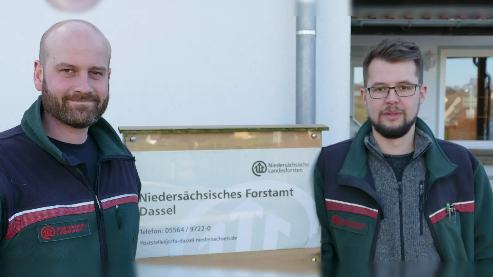 Neu im Team des Forstamtes Dassel: Tim Höpfner (links im Bild) und Nils Flechtner leiten die Reviere Eschershausen und Hardegsen. (Foto: Rudolph/Landesforsten)