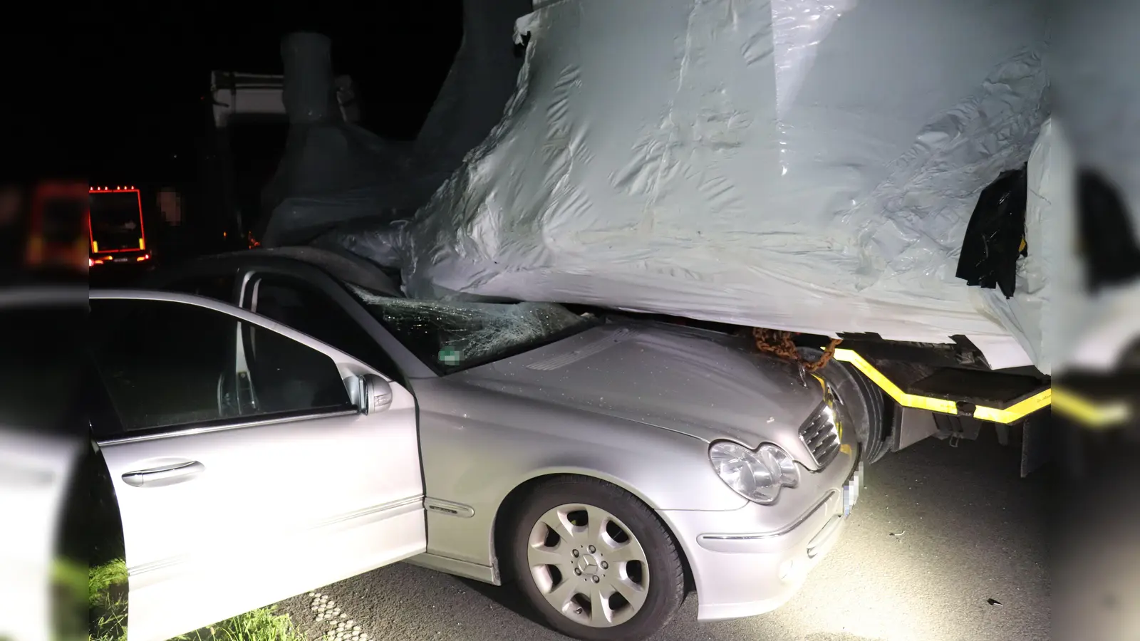 Durch den Unfall wurden das Auto, der Auflieger sowie die Ladung erheblich beschädigt. (Foto: Polizei Kreis Höxter)