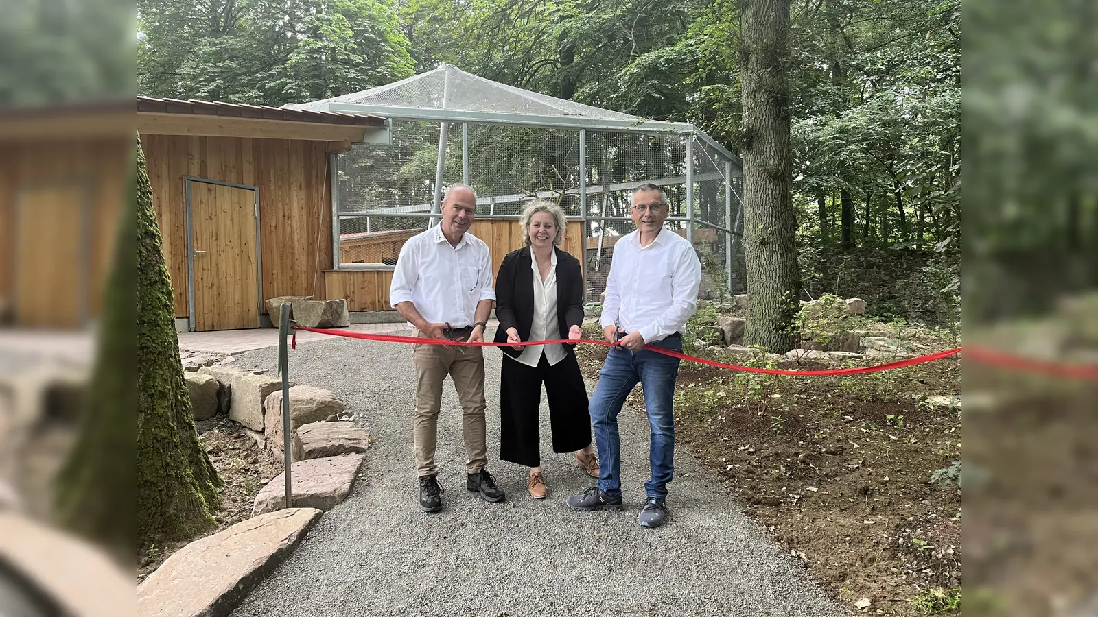 Betriebsleiter Uwe Pietsch, Susanne Selbert, 2. Vorsitzende Förderverein Tierpark Sababurg, und Landrat Andreas Siebert. (Foto: Julia Sürder)