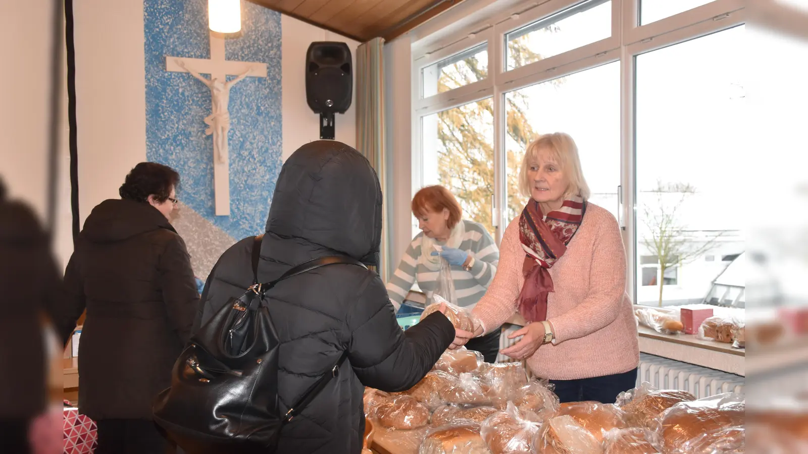 Ingelore Moreau und Gisela Koch reichen Brot und Gebäck an die Gäste weiter. (Foto: Barbara Siebrecht)