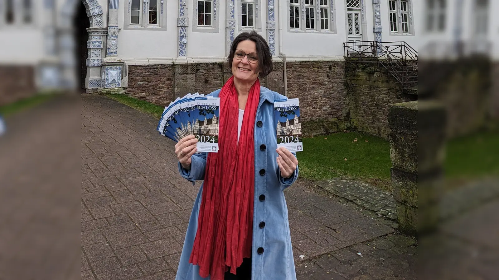 Elisabeth Brügger, Programmleitung Kulturzentrum Schloss Bevern, mit dem druckfrischen Programmheft zur Kultur im Schloss. (Foto: privat)