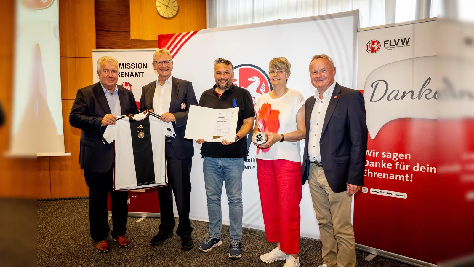 Der Fussball und Leichtathletikverband Westfalen (FLVW) veranstaltet im SportCentrum Kamen-Kaiserau ein Dankeschön-Wochenende 2023. Dabei wurde Matthias Bergmann (Mitte) ausgezeichnet. (Foto: Holger Jacoby)