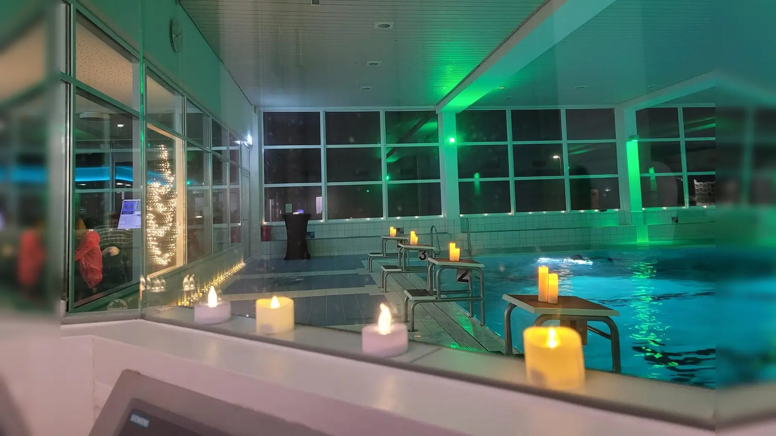 Das Hallenbad lädt zum Schwimmen in besonderer Illumination ein. (Foto: Maja Schulz)
