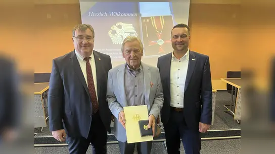Julius Lieber (Mitte) mit Regierungspräsident Mark Weinmeister (l.) und Bürgermeister Torben Busse. (Foto: Julia Sürder)