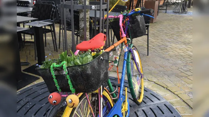 Dieses Fahrrad zur Zierde der Innenstadt wurde vom Landfrauenverband gesponsert und von der Kita Regenbogen geschmückt.  (Foto: Barbara Siebrecht)