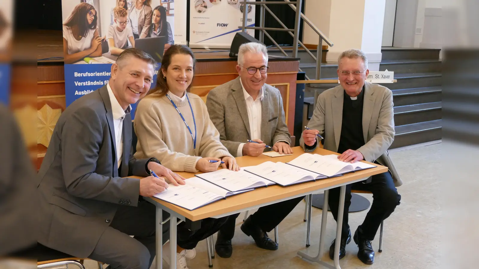 Im Rahmen einer Feierstunde wurde der Kooperationsvertrag unterzeichnet (v.l.): Jürgen Behlke, Julia Girolstein, Antonio Burgos und Msgr. Joachim Göbel. (Foto: privat)