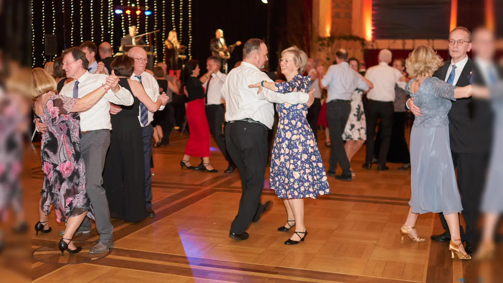 Die Besucher des Dornröschenballs nutzten ausgiebig die Gelegenheit, in festlicher Atmosphäre das Tanzbein zu schwingen. (Foto: Stefan Bönning)