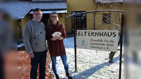 Karl-Heinz Bickmeier und Anne Kampe von der „Elternhilfe für das krebskranke Kind“ bei der Spendenübergabe. (Foto: Foto: privat)