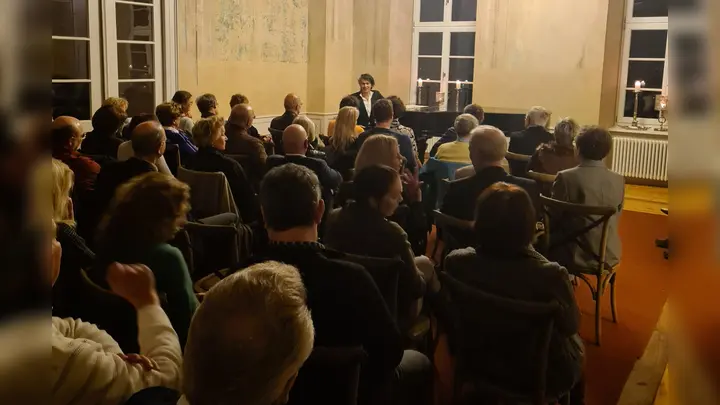 Konzert mit Mark Scheibe am Steinway. (Foto: Foto: Kunst- und Kulturverein BurG Herstelle)