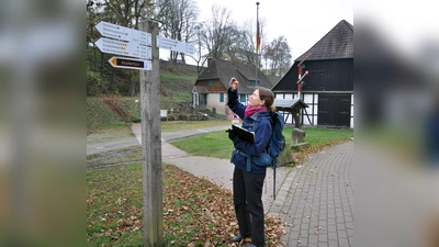 Liane Jordan vom Deutschen Wanderverband prüft die Beschilderung in der Solling-Vogler-Region. (Foto: SVR)