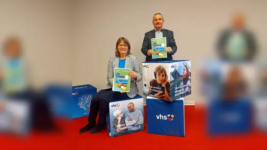 Dr. Claudia Gehle und Rainer Schwiete stellen das vielfältige und bunte Frühjahrsprogramm der VHS Höxter-Marienmünster vor. (Foto: privat)