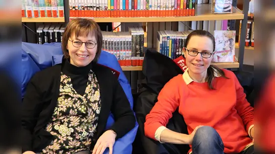 Ermuntern zum Schreiben (v.l.): Heike Leupold und Nina Schiefelbein. (Foto: Stadt Holzminden)