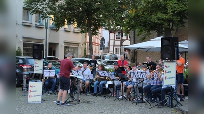 Das New Swing Orchestra machte am Marktplatz den Auftakt zur Musiknacht.  (Foto: Julia Sürder)