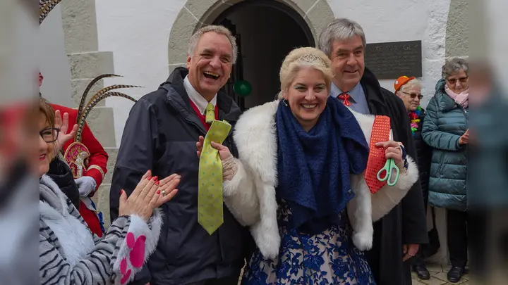 Nach bestandener Aufgabe gehen Rathausschlüssel und Krawatte von Bürgermeister Temme und Vize Robert Rissing in den Besitz von Prinzessin Anja I. über. (Foto: privat)