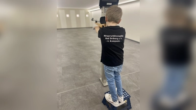 Ben Mathies (6 Jahre), freute sich bereits mit dem Lasergewehr sicher üben zu dürfen.  (Foto: Bürgerschützengilde Bad Driburg)
