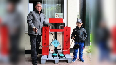 Matteo und sein Opa Hermann mit der selbstgebauten Tankstelle. (Foto: Foto: KiTa Karlchen)