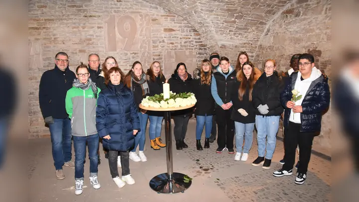 Schüler der Sekundarschule Beverungen organisierten eine eindringliche Gedenkfeier. Dank gab es dafür von Bürgermeister Hubertus Grimm (3.v.l.). (Foto: Peter Vössing)