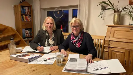 Beate Lönneker und Erika Klindworth haben erfolgreich an der Qualifizierung zur Dorfmoderatorin teilgenommen (Foto: Beate Lönneker)