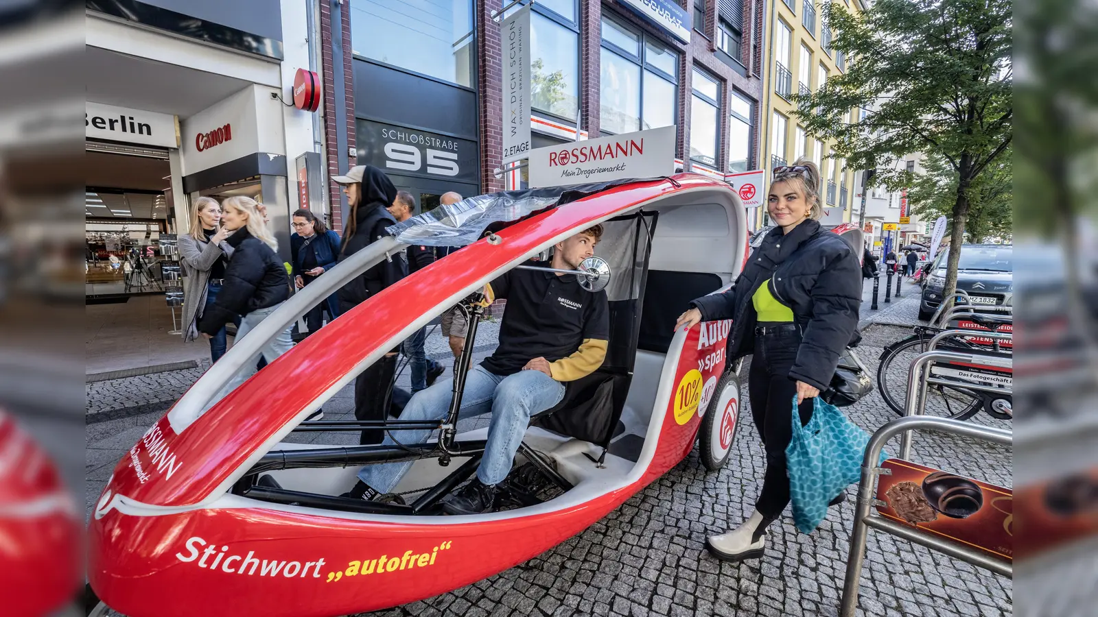Vor der Berliner Filiale standen Velo-Taxis bereit, um die autofreien Einkäufer nach Hause zu chauffieren. (Foto: privat)