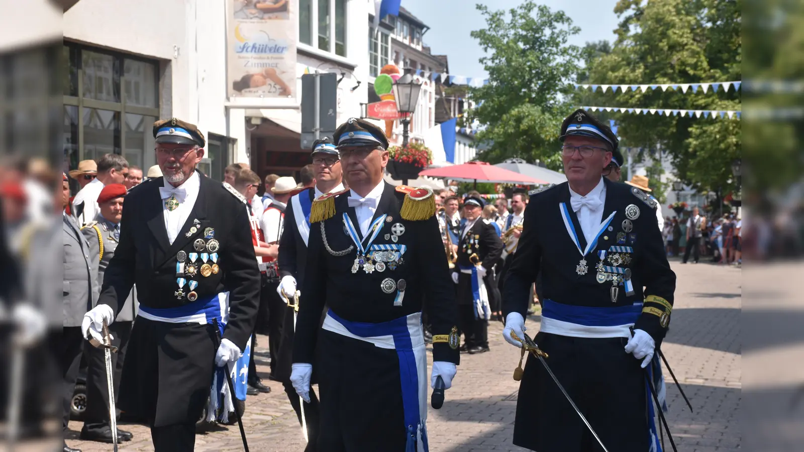 Ehrungen und Parade zu Ehren des Schützenkönigspaares (Foto: Barbara Siebrecht)