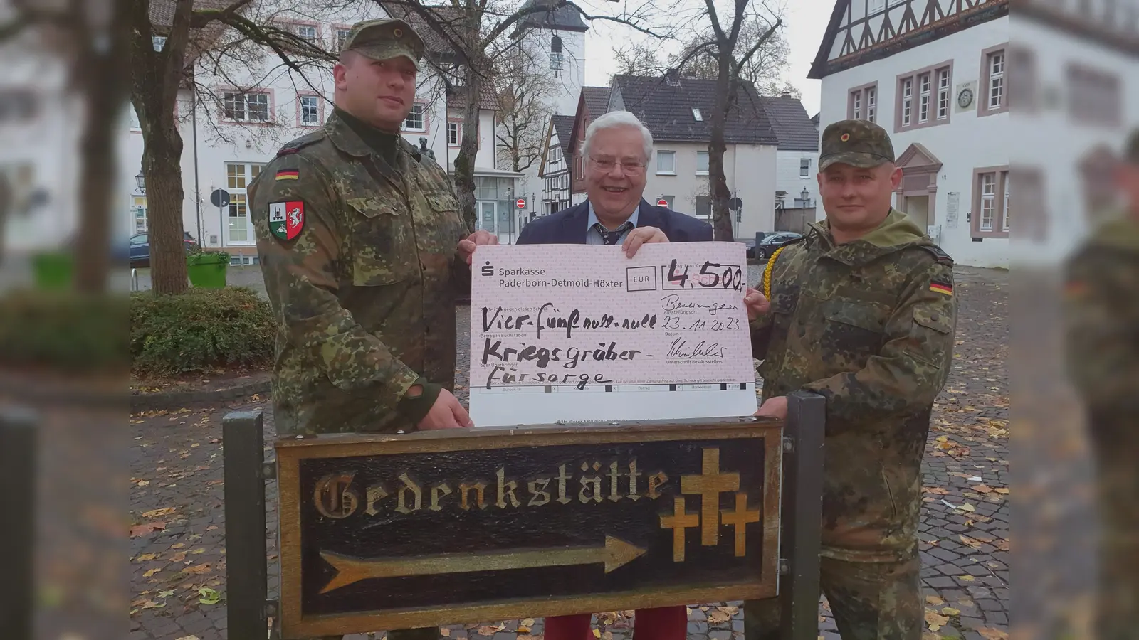 Der Kompaniechef, Carl-August Schübeler und der Kompaniefeldwebel freuen sich über die Höhe der Spendensumme.  (Foto: Barbara Siebrecht)