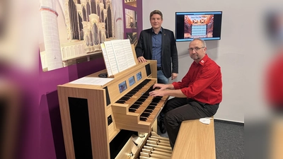 Museumsleiter Jörg Kraemer an der neuen virtuellen Orgel und Bürgermeister Nicolas Aisch. (Foto: Julia Sürder)