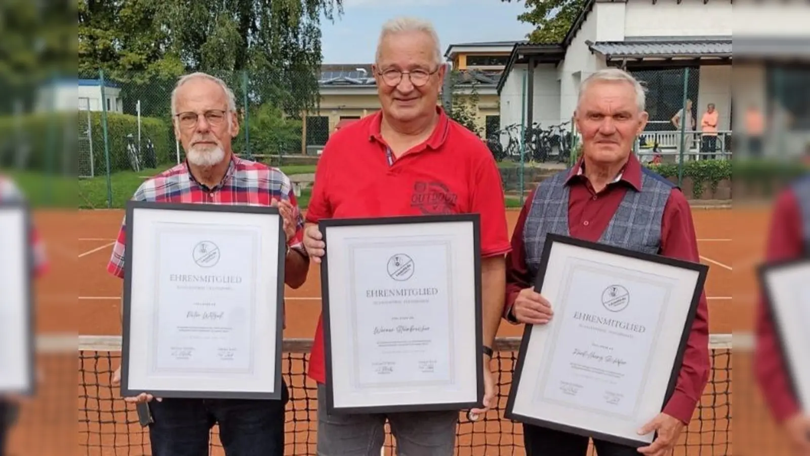 Ehrenmitgliedschaft für die Sportkameraden (v.l.) Peter Witzel, Werner Steinbrecher, Karl-Heinz Schäfer. (Foto: TG Lauenförde Tennissparte)