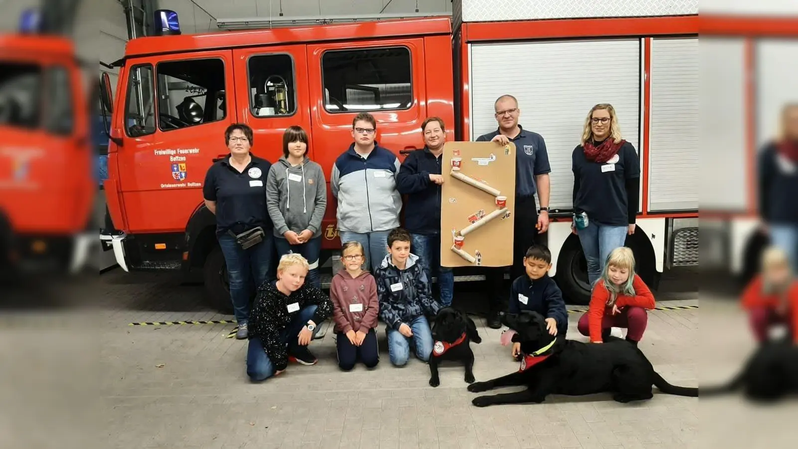 Besuch der Rettungshunde bei der Jugendfeuerwehr. (Foto: Foto: Samtgemeindefeuerwehr Boffzen)