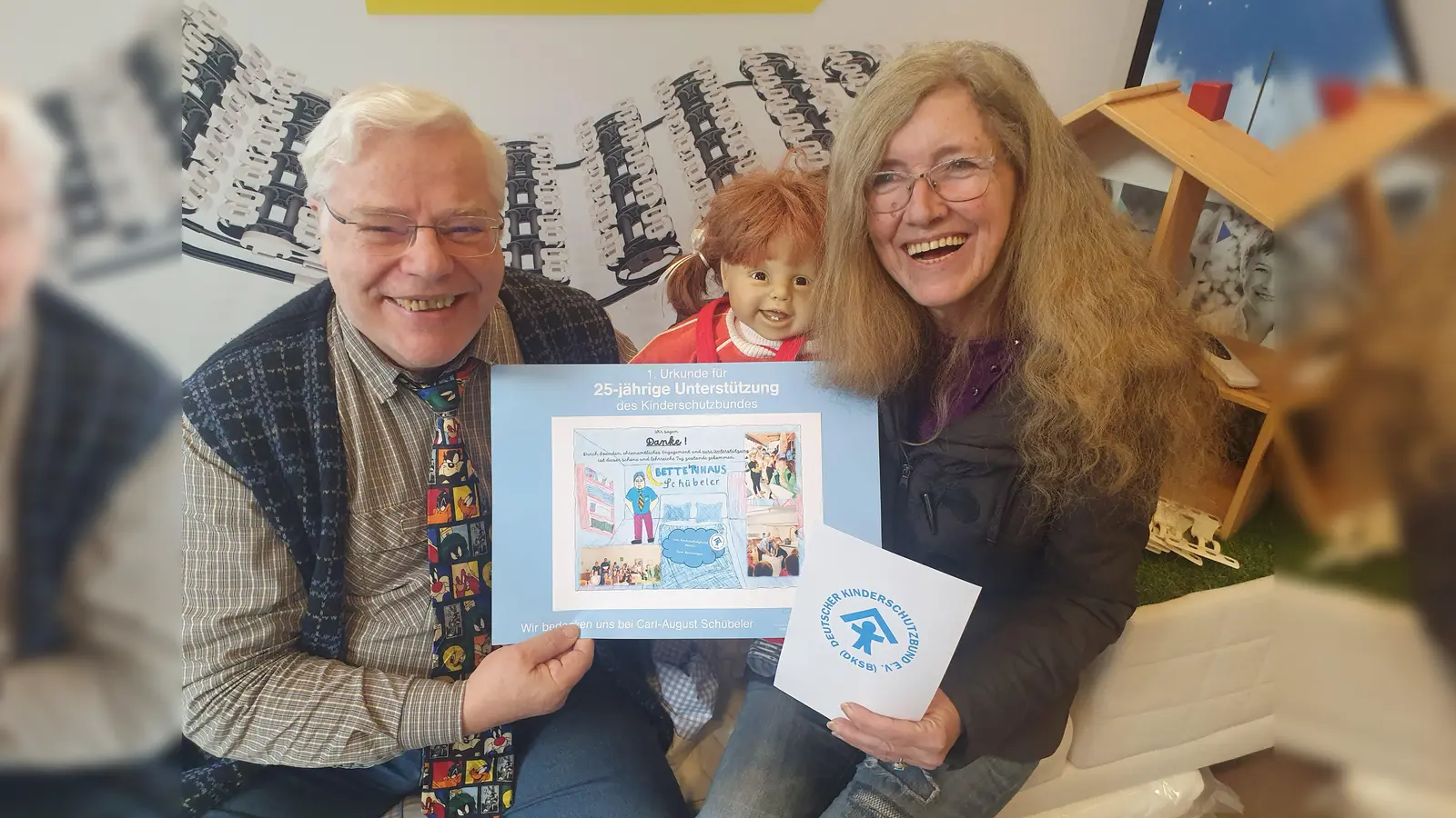 Anja Berger (Team Kinderschutzbund) bedankte sich bei Carl-August Schübeler für 25 Jahre Unterstützung.  (Foto: Barbara Siebrecht)