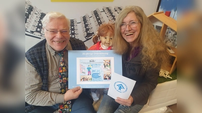 Anja Berger (Team Kinderschutzbund) bedankte sich bei Carl-August Schübeler für 25 Jahre Unterstützung.  (Foto: Barbara Siebrecht)