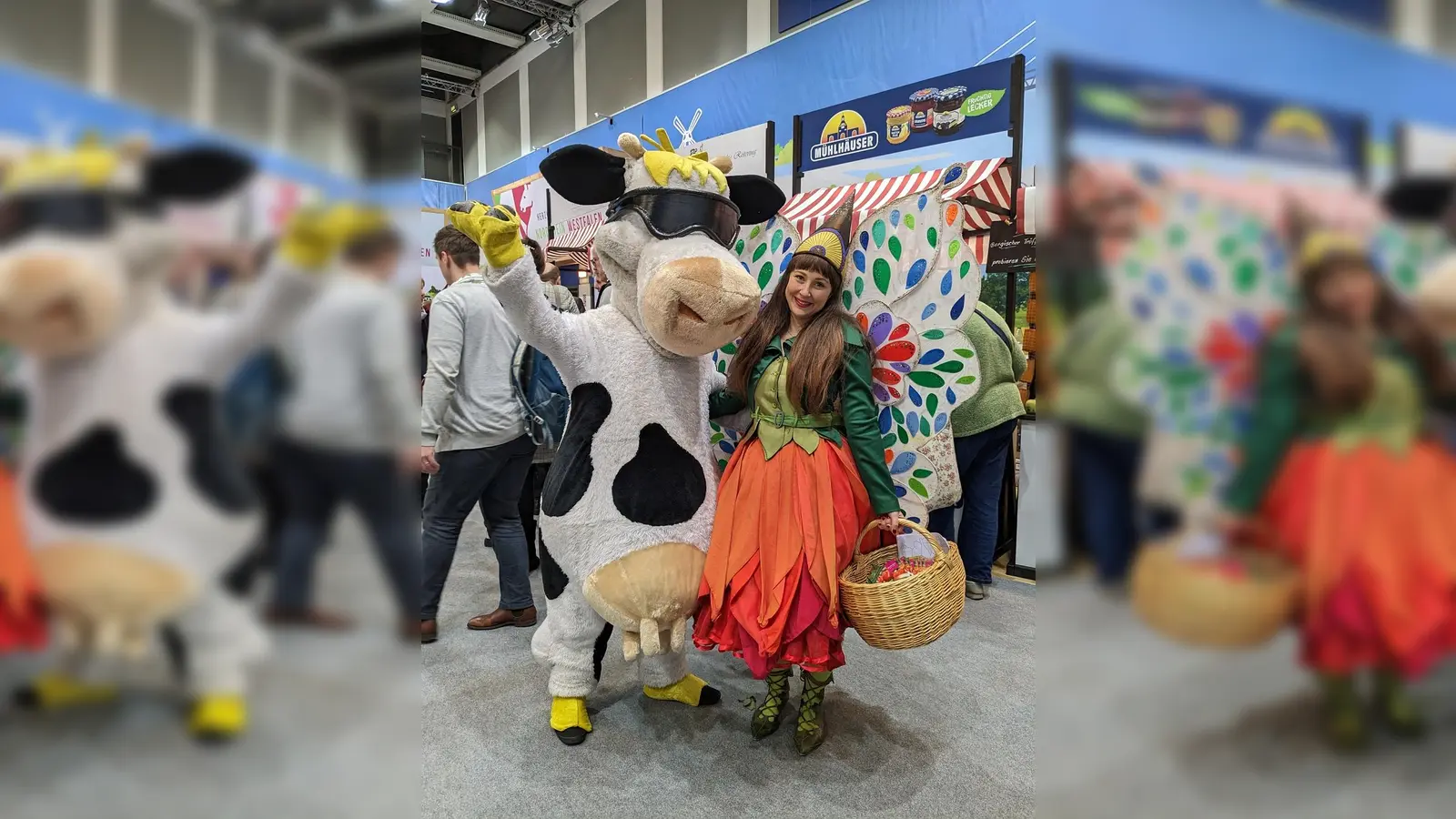 Landesgartenschau-Botschafterin Holli hat in Berlin Freundschaft mit dem Milch-Maskottchen Kuh Lotte geschlossen. (Foto: LGS HX/Jan Sommer)
