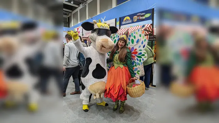 Landesgartenschau-Botschafterin Holli hat in Berlin Freundschaft mit dem Milch-Maskottchen Kuh Lotte geschlossen. (Foto: LGS HX/Jan Sommer)