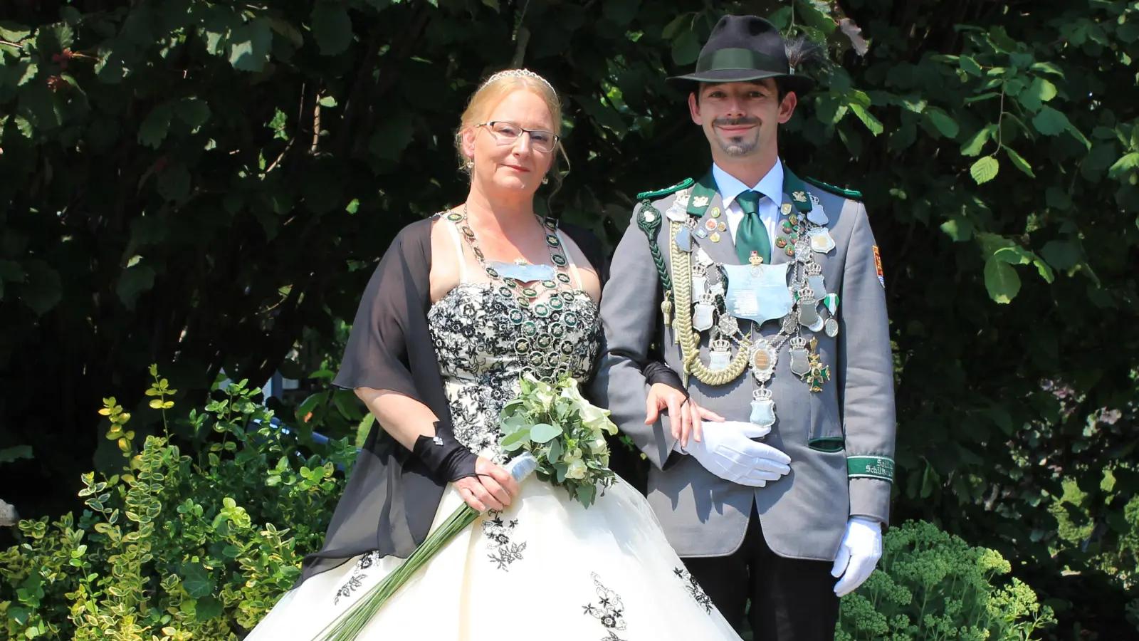 Für das Königspaar Yvonne Rauscher und Marcel Gerhards heißt es Abschiednehmen.  (Foto: Schützenverein Lauenförde)