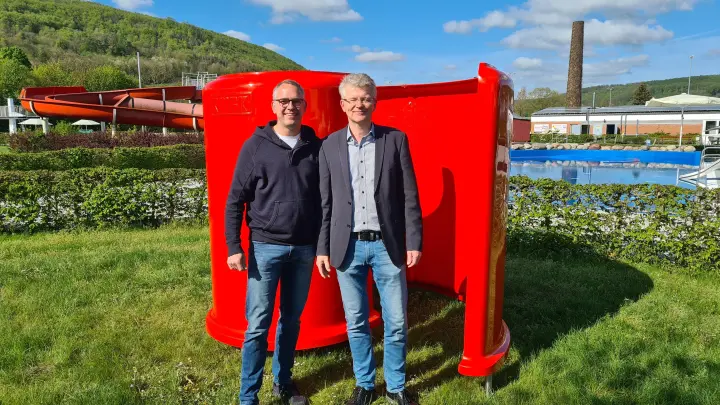 Heiner Hake (Vors. Förderverein und Thomas Rochell präsentieren die neuen Umkleideboxen.  (Foto: Peter Vössing)