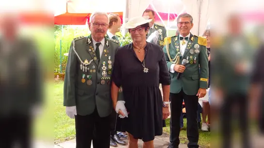 Oberst Matthias Sonntag ehrte die Jubilare Hans und Ursula Skoruppa. (Foto: Foto: St. Josef Dalhausen)
