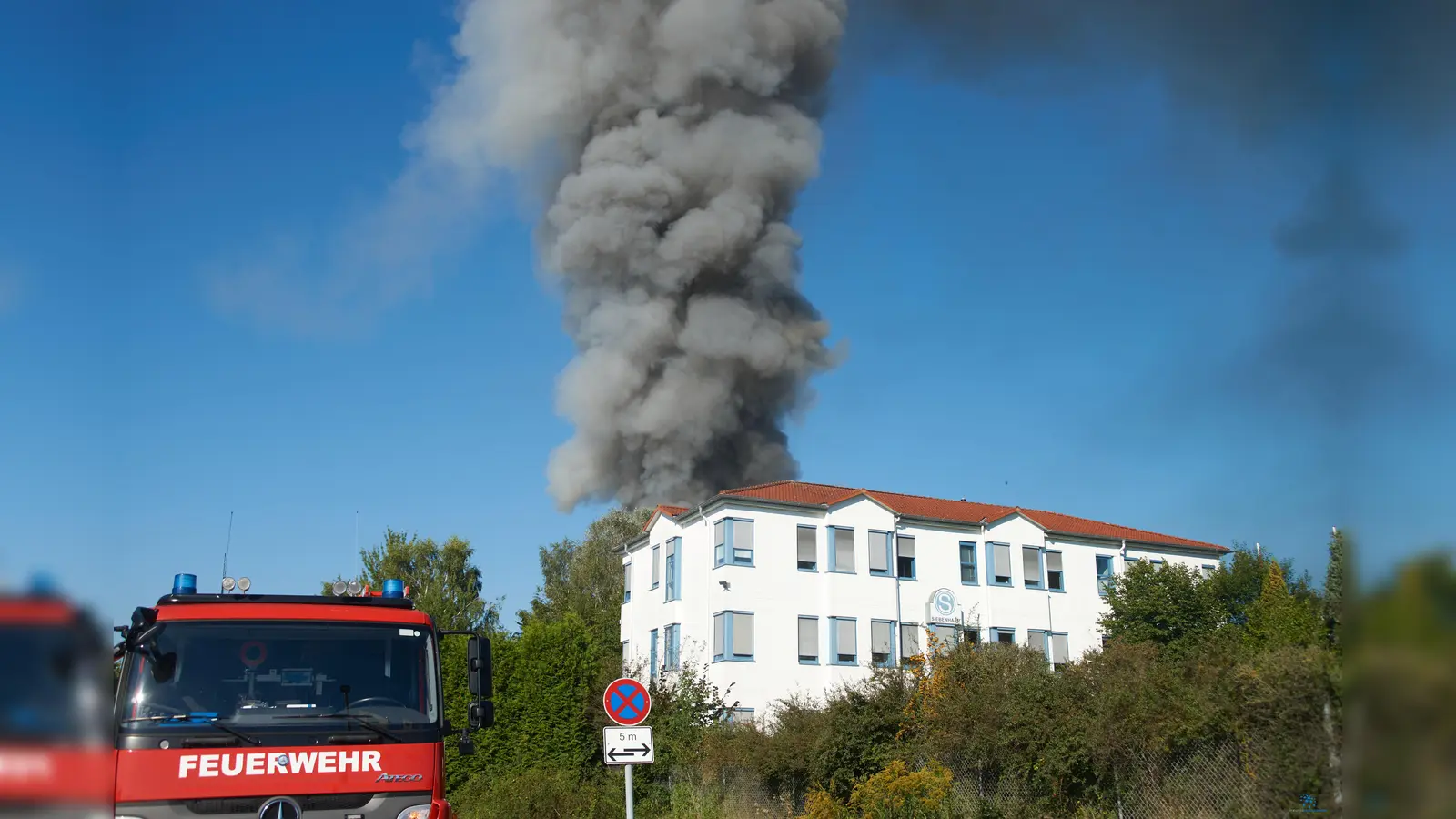 Großbrand am Freitagvormittag zerstört Werkshalle. (Foto: Stefan Bönning)