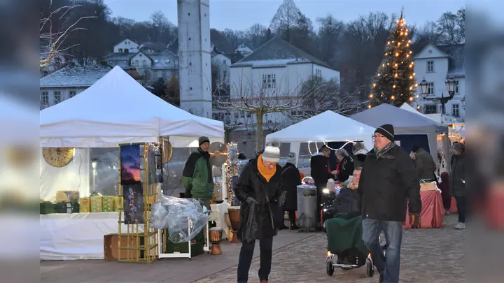 Stimmungsvoller Weihnachtsmarkt am Hafenbecken (Foto: Barbara Siebrecht)
