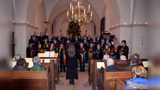 Gemeinsames Lied: Chorgem. Amelunxen und Kirchenchor Cantate. (Foto: Foto: Dietmar Kanand)