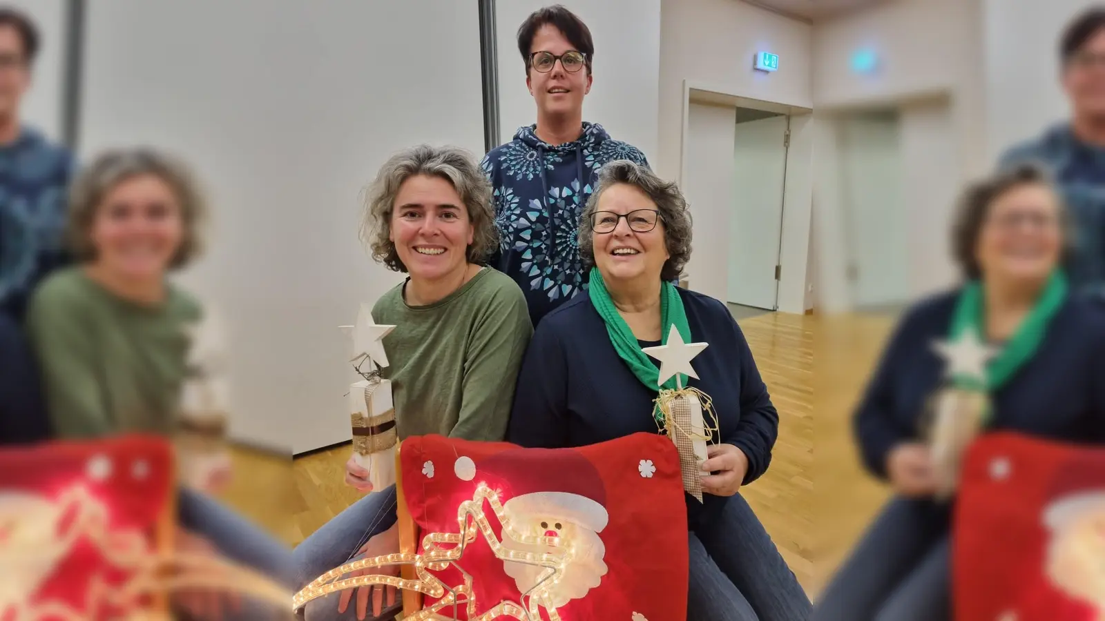 Chorleiterin Ghislaine Seydler und Daniela Henke und Brigitte Preuß vom Vorstand laden zum Weihnachtskonzert in der Kreuzkirche ein. (Foto: privat)
