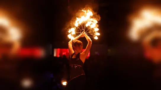 Die Performancegruppe „Elements of Fire“ gibt den Auftakt zum Holzmindener Weihnachtsmarkt. (Foto: ElementsOfFire)