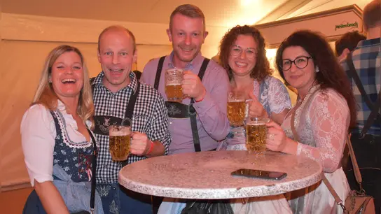 In bayrischer Tracht mit süffigem Bier wurde fröhlich gefeiert.  (Foto: Barbara Siebrecht)