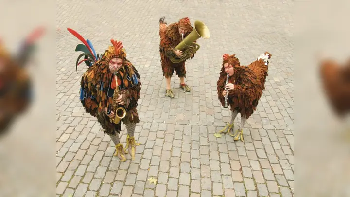 Mit „Cock-Tales” von PasParTout bevölkert ein prachtvoll gefiederter musikalischer Hühnerhaufen die Weserscholle. (Foto: privat)