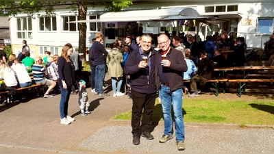 Holger Sprenger und Hubertus Kuhaupt auf dem Dorffest in Welda. (Foto: privat)