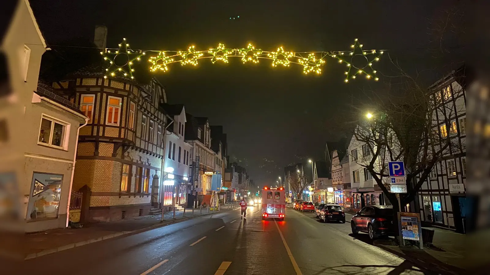 Die neue Weihnachtsbeleuchtung erstrahlt in der Langen Straße. (Foto: Beverungen Marketing e.V.)